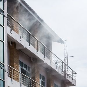 Hoe waarborg je vluchtveiligheid bij het optoppen van woongebouwen?